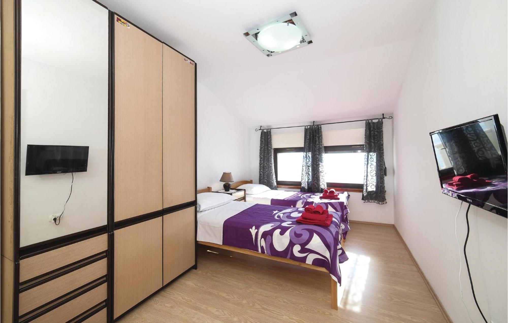 Kaštela 3 Bedroom Cozy Apartment In Kastel Kambelovac מראה חיצוני תמונה